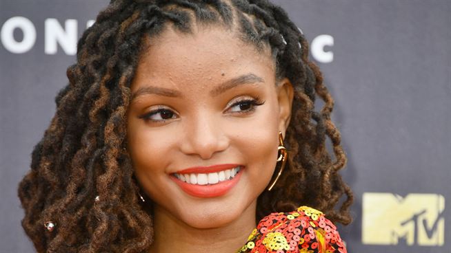 Halle Bailey publica foto inédita caracterizada como Pequena Sereia. Confira!
