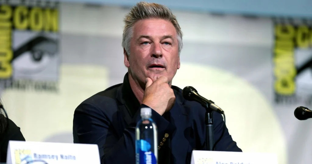 Alec Baldwin dispara arma cenográfica e mata diretora de fotografia durante gravação de filme
