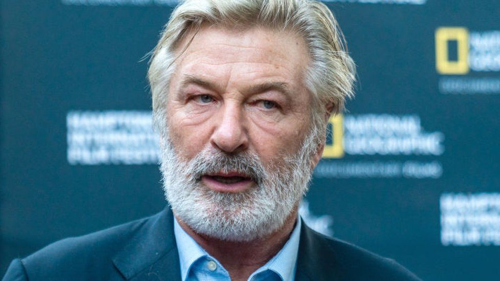 Ator Alec Baldwin diz que não puxou o gatilho da arma que matou diretora de fotografia