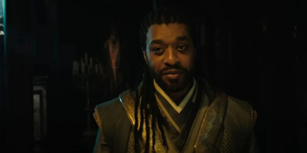 Chiwetel Ejiofor celebra retorno como Barão Mordo em Doutor Estranho 2