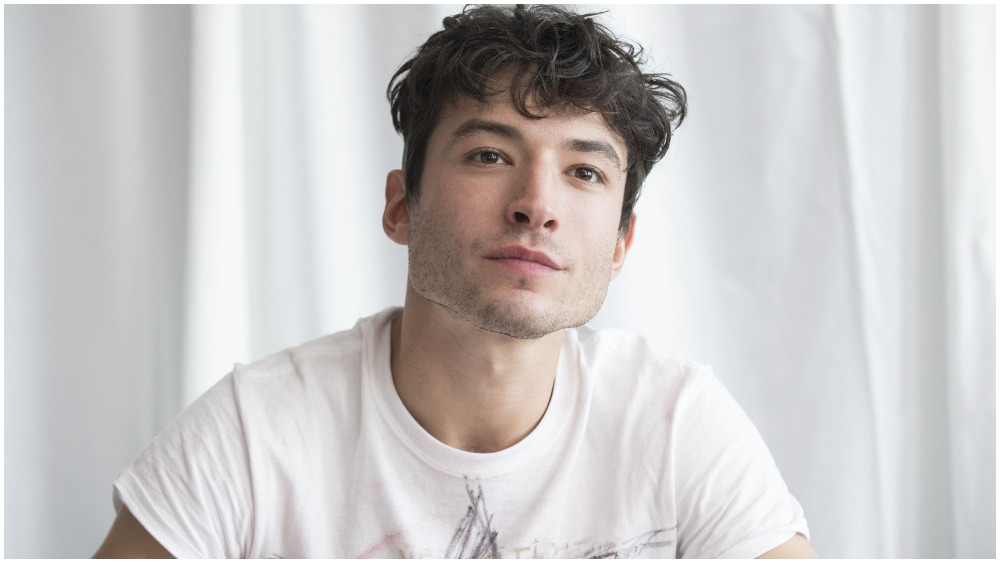 Ezra Miller é acusado de assediar verbalmente uma mulher na Alemanha
