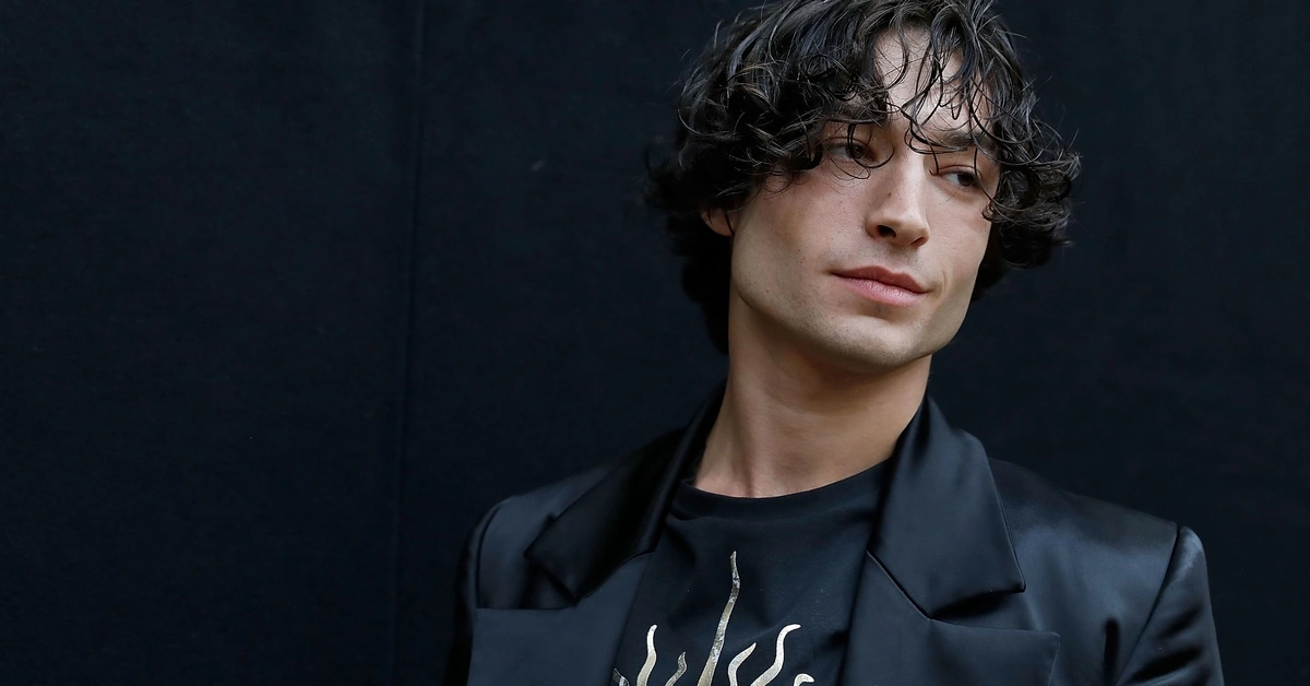 Site diz que Ezra Miller mantém família abrigada em condições inseguras