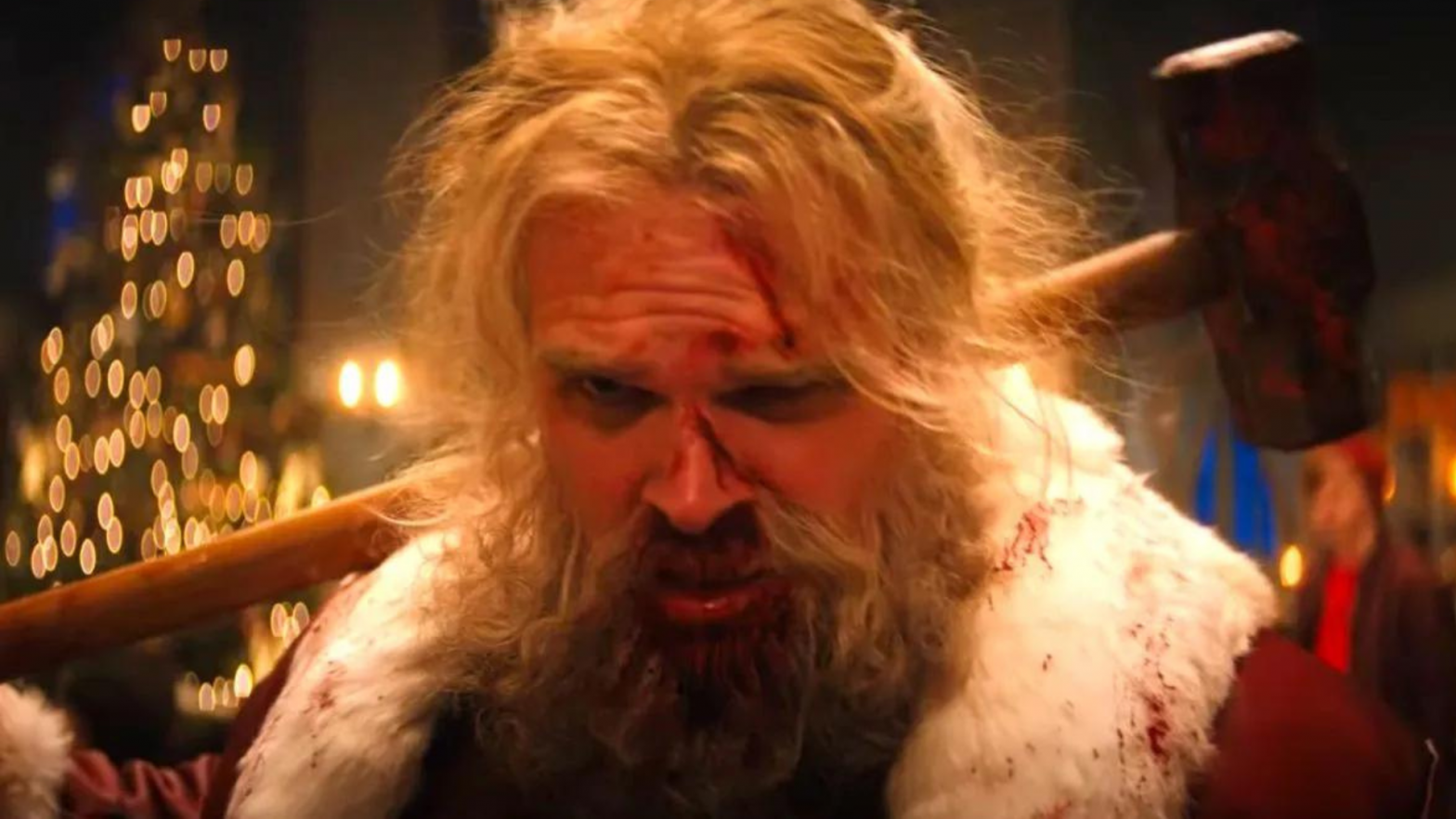 David Harbour aparece como Papai Noel porradeiro no trailer de Noite Infeliz