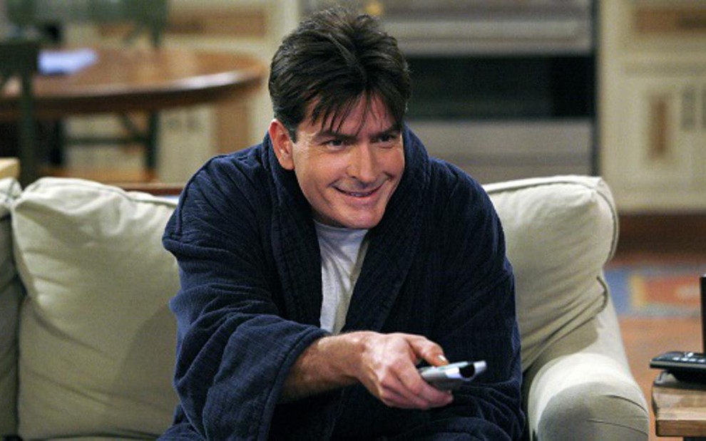 Charlie Sheen voltará a trabalhar com Chuck Lorre em nova série do criador de Two and Half Men