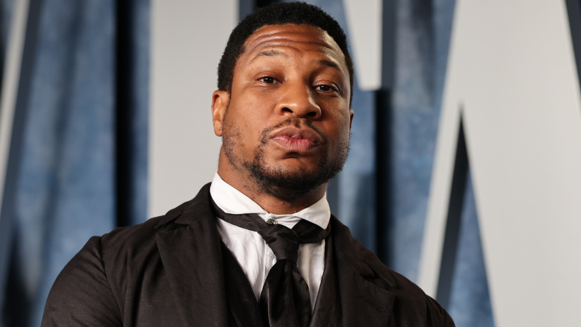 Segundo advogada, polícia teria encontrado “Causa Provável” para prender ex-namorada de Jonathan Majors