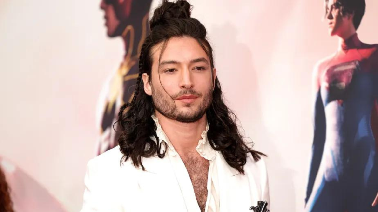 Ezra Miller volta a aparecer em público após meses