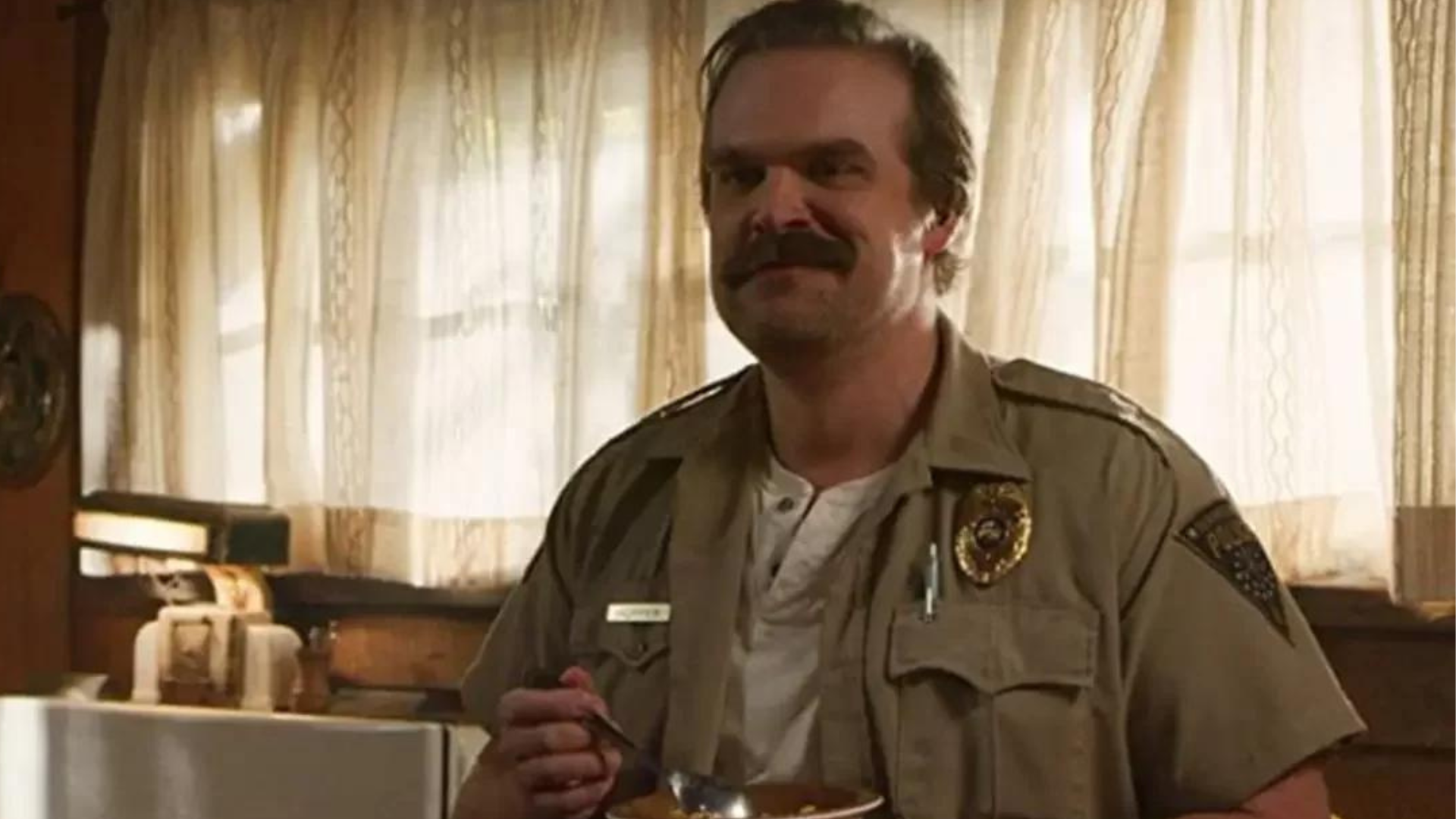 Stranger Things terá final realmente comovente, afirma David Harbour